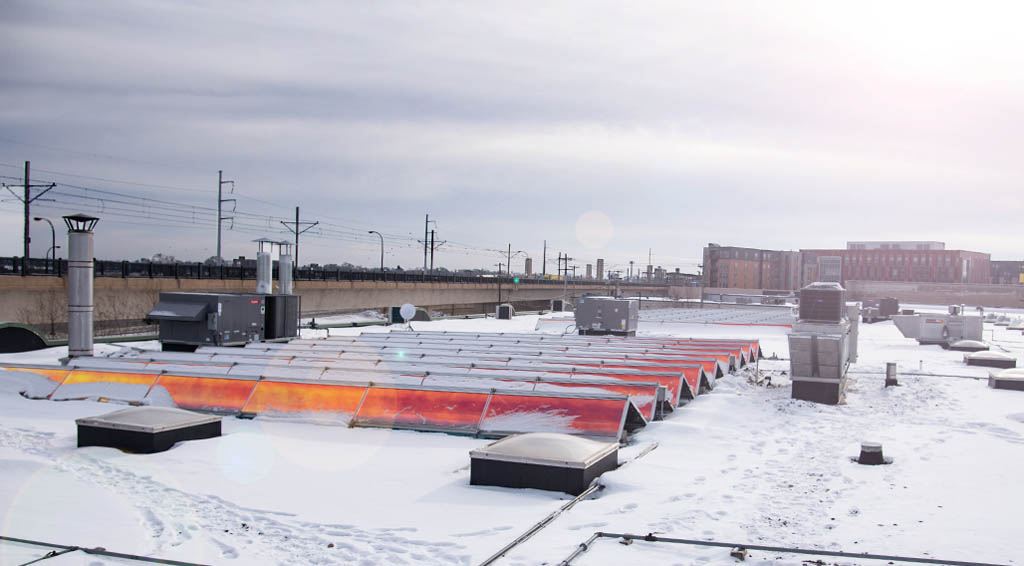 冬天，明尼阿波利斯一栋建筑屋顶上的太阳能电池板