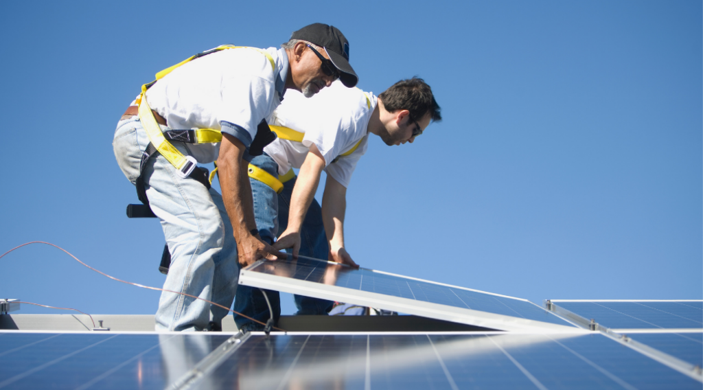 两名男子正在安装太阳能电池板